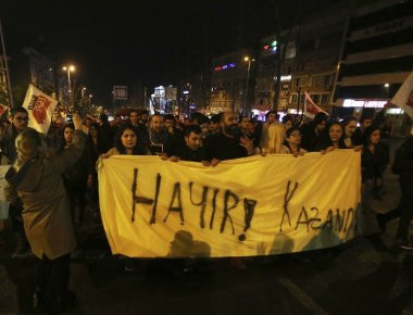 Τουρκία: Τουλάχιστον 2.000 υποστηρικτές του «όχι» διαδήλωσαν στην Κωνσταντινούπολη